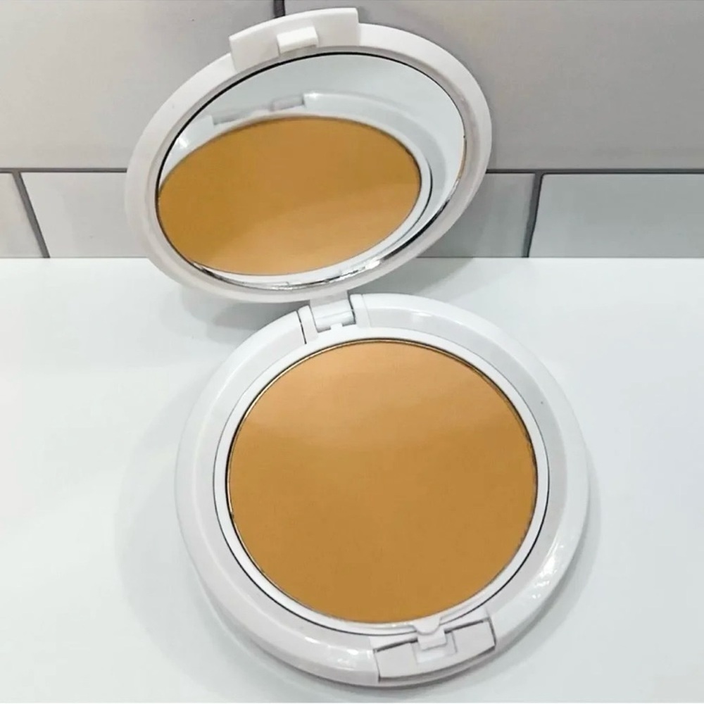 TIGI Cosmetics Beauty Powder Foundation